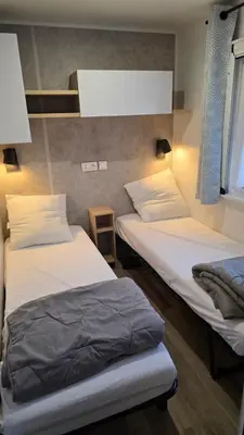 Un ou plusieurs lits dans un hébergement de l'établissement Mobile home 4 a 6 personnes Domaine de Kerlann