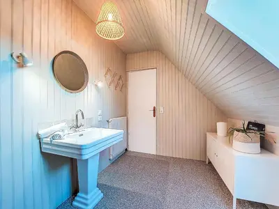 Salle de bains dans l'établissement Holiday Home Le Clozic by Interhome