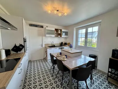 Cuisine ou kitchenette dans l'établissement Front'Armor Maison à 400 mètres de la mer