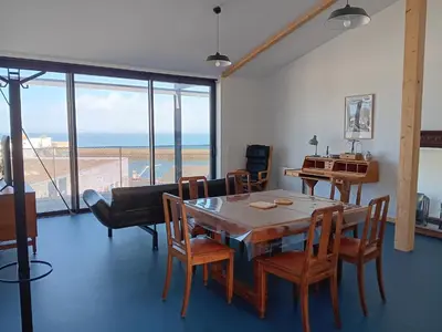 Coin salon dans l'établissement Superscopic - Logement en terrasse ancienne usine avec vue mer sur baie Douarnenez