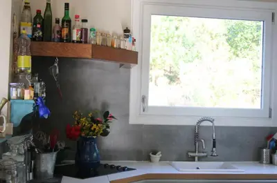 Cuisine ou kitchenette dans l'établissement Cozy house facing the sea