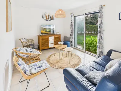 Coin salon dans l'établissement -ODILE- Grande maison a Cap Coz proche plage