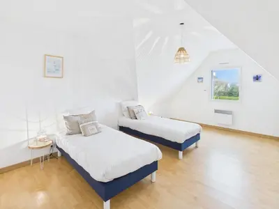 Un ou plusieurs lits dans un hébergement de l'établissement -ODILE- Grande maison a Cap Coz proche plage