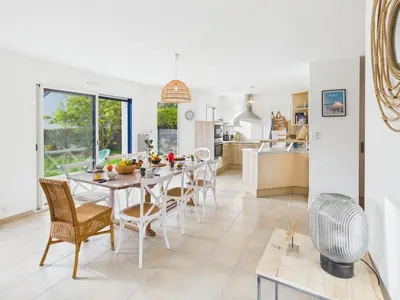 Cuisine ou kitchenette dans l'établissement -ODILE- Grande maison a Cap Coz proche plage