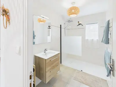 Salle de bains dans l'établissement -ODILE- Grande maison a Cap Coz proche plage