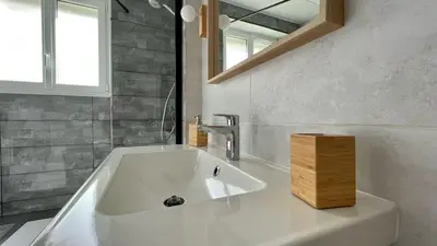 Salle de bains dans l'établissement Grand appartement - Une chambre - Plages & Centre à pied