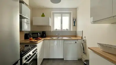 Cuisine ou kitchenette dans l'établissement Grand appartement - Une chambre - Plages & Centre à pied