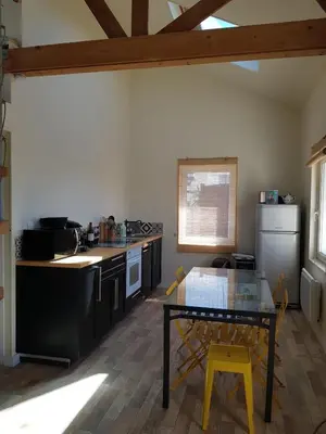 Cuisine ou kitchenette dans l'établissement la maison de la plage