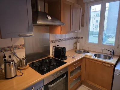 Cuisine ou kitchenette dans l'établissement Bright apartment in downtown Brest