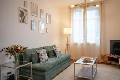 Télévision ou salle de divertissement dans l'établissement Bright apartment in downtown Brest