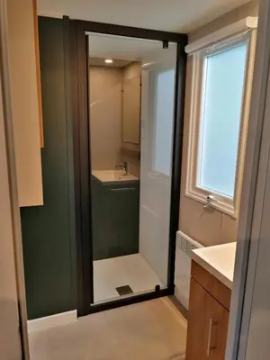 Salle de bains dans l'établissement Charmant mobil-home Pont-Aven