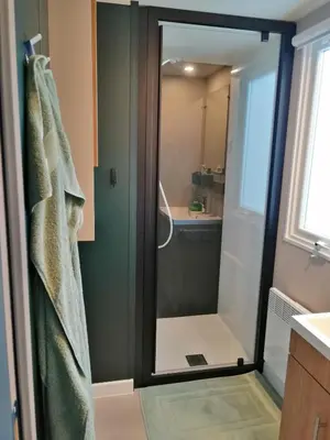 Salle de bains dans l'établissement Charmant mobil-home Pont-Aven