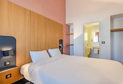 Un ou plusieurs lits dans un hébergement de l'établissement B&B HOTEL Brest Kergaradec Aéroport