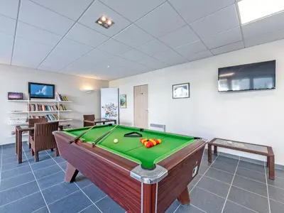 Billard dans l'établissement D Bertheaume 412 2P5