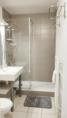 Salle de bains dans l'établissement D Bertheaume 412 2P5