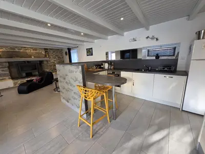 Cuisine ou kitchenette dans l'établissement charmante maison vue mer proche plage