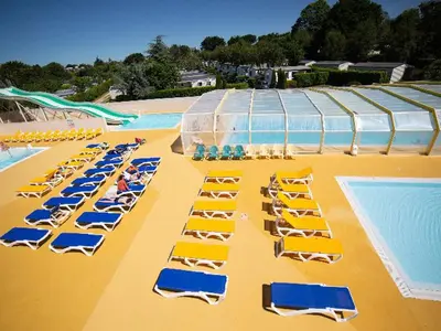 Piscine de l'établissement Mobil-home cosy avec terrasse pour 4 pers à Bénodet - API-1-52-1444 ou située à proximité