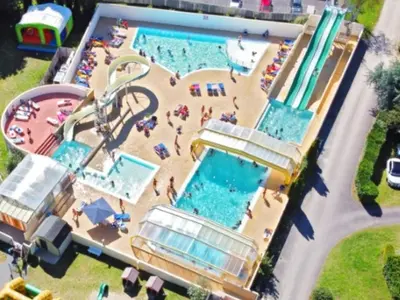 Piscine de l'établissement Mobil-home cosy avec terrasse pour 4 pers à Bénodet - API-1-52-1444 ou située à proximité