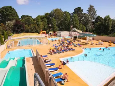 Piscine de l'établissement Mobil-home cosy avec terrasse pour 4 pers à Bénodet - API-1-52-1444 ou située à proximité