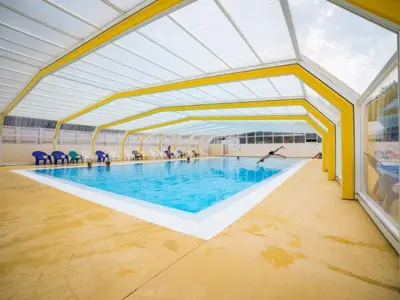 Piscine de l'établissement Spacieux Chalet avec Terrasse à Bénodet, 3 Chambres, 6 Pers. - API-1-52-1443 ou située à proximité