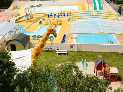 Piscine de l'établissement Mobil home avec Terrasse à Bénodet, 4 Pers. - API-1-52-1446 ou située à proximité