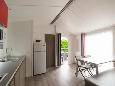 Cuisine ou kitchenette dans l'établissement Mobil home avec Terrasse à Bénodet, 4 Pers. - API-1-52-1446