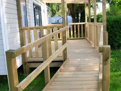 Jardin de l'établissement Mobil-home PMR avec Terrasse à Bénodet - API-1-52-1450