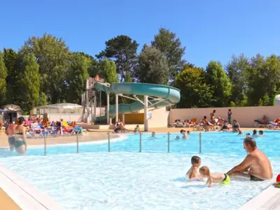 Piscine de l'établissement Mobil-home PMR avec Terrasse à Bénodet - API-1-52-1450 ou située à proximité