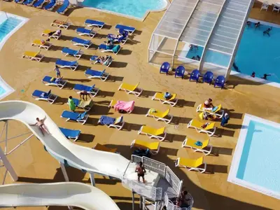 Piscine de l'établissement Mobil-home PMR avec Terrasse à Bénodet - API-1-52-1450 ou située à proximité