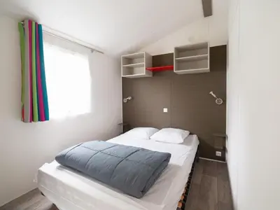 Un ou plusieurs lits dans un hébergement de l'établissement Mobil-home à Bénodet - 3 chambres, Terrasse - API-1-52-1448