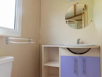 Salle de bains dans l'établissement Chalet 20m² avec Terrasse à Bénodet - API-1-52-1445
