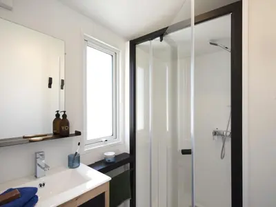 Salle de bains dans l'établissement Chalet cosy pour 3 avec terrasse à Bénodet - API-1-52-1449