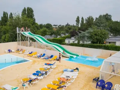 Piscine de l'établissement Chalet cosy pour 3 avec terrasse à Bénodet - API-1-52-1449 ou située à proximité