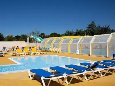 Piscine de l'établissement Chalet cosy pour 3 avec terrasse à Bénodet - API-1-52-1449 ou située à proximité