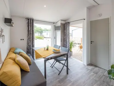 Coin salon dans l'établissement Chalet cosy pour 3 avec terrasse à Bénodet - API-1-52-1449