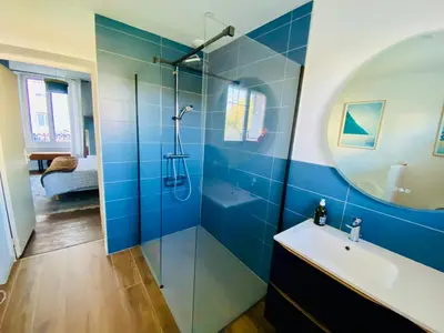 Salle de bains dans l'établissement Maison familiale spacieuse 4 chambres & jardin clos