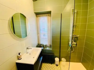 Salle de bains dans l'établissement Maison familiale spacieuse 4 chambres & jardin clos
