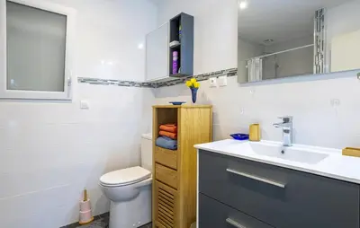 Salle de bains dans l'établissement 2 Bedroom Cozy Home In Saint-Yvi