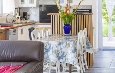 Cuisine ou kitchenette dans l'établissement 2 Bedroom Cozy Home In Saint-Yvi