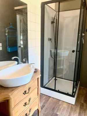 Salle de bains dans l'établissement La Glycine