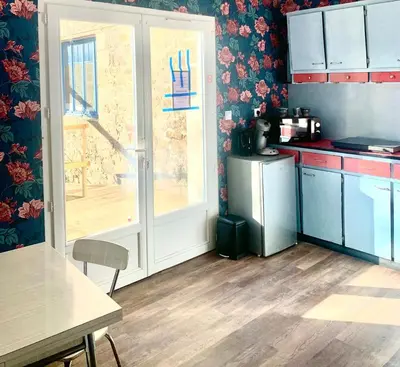 Cuisine ou kitchenette dans l'établissement La Glycine