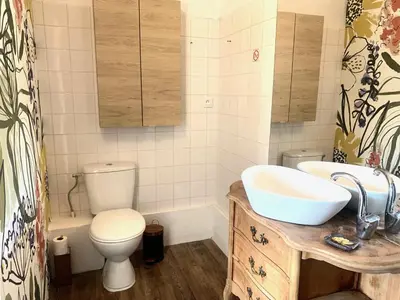 Salle de bains dans l'établissement La Glycine
