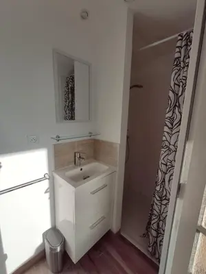 Salle de bains dans l'établissement Face à la mer