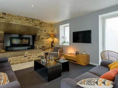 Télévision ou salle de divertissement dans l'établissement Holiday Home Villa Beheizter Innenpool 30 by Interhome