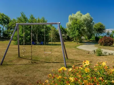 Aire de jeux pour enfants de l'établissement Holiday Home Villa Beheizter Innenpool 30 by Interhome