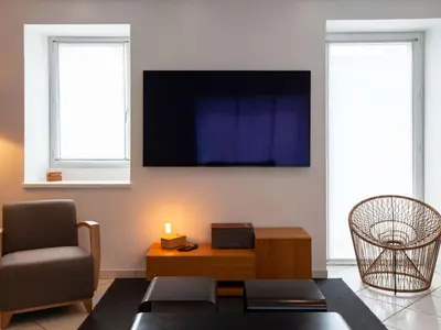 Télévision ou salle de divertissement dans l'établissement Holiday Home Villa Beheizter Innenpool 30 by Interhome