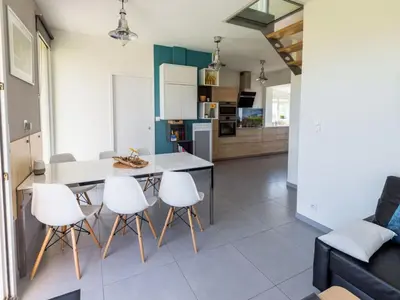 Cuisine ou kitchenette dans l'établissement Holiday Home Charmantes Haus mit privatem Jacuzzi in der Bretagne by Interhome