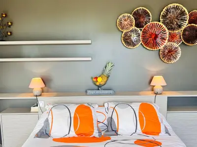 Un ou plusieurs lits dans un hébergement de l'établissement Holiday Home Villa Tante Alice Meerblick Komfort Villa Alleinlage mit Aufzug Jacuzzi Dampfb by Interhome