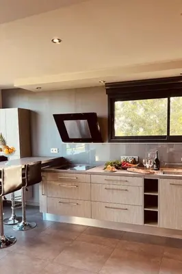 Cuisine ou kitchenette dans l'établissement Holiday Home Villa Tante Alice Meerblick Komfort Villa Alleinlage mit Aufzug Jacuzzi Dampfb by Interhome
