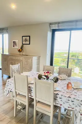 Coin salon dans l'établissement Holiday Home Villa Tante Alice Meerblick Komfort Villa Alleinlage mit Aufzug Jacuzzi Dampfb by Interhome